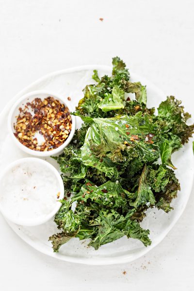 Kale chips with chilli flakes and seasoning