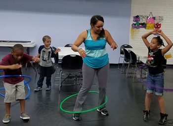 Annabelle Faveron & kids playing with hula hoops